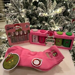 Grinch Holiday Gift Bundle – Bath & Body Set, Lip Oils & 5-Pack Socks (New)